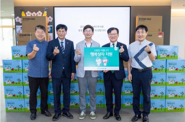 하나은행 검단구청지점, 검단어울림장애인복지관에 5백만원 상당 ‘행복상자’ 전달 기사 이미지