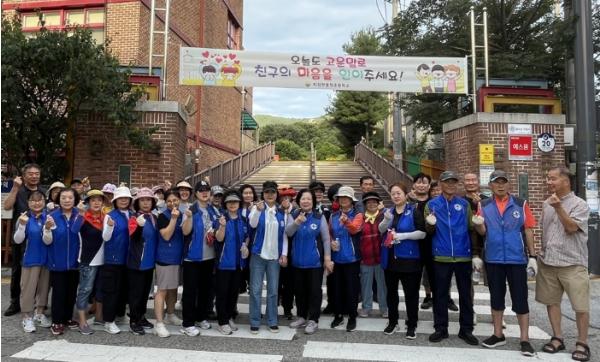 잡초는 쏙, 안전은 쑥!…의정부시 호원2동 통장협의회 개학맞이 통학로 환경정비 실시 기사 이미지