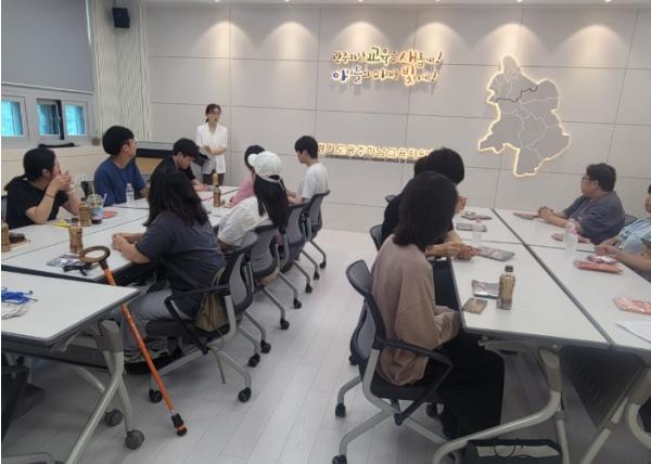 경기도광주하남교육지원청, 장애인 근로자와 함께하는 ‘나만의 향수 만들기’ 자조모임 운영  기사 이미지