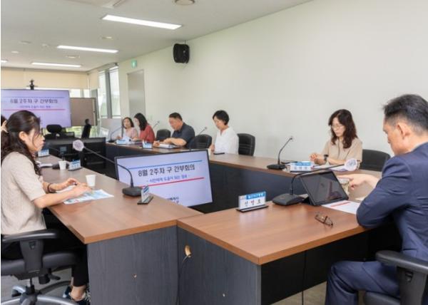 고양시 일산서구, ‘시민에게 도움이 되는 정보’ 카드뉴스 간부회의 개최 기사 이미지