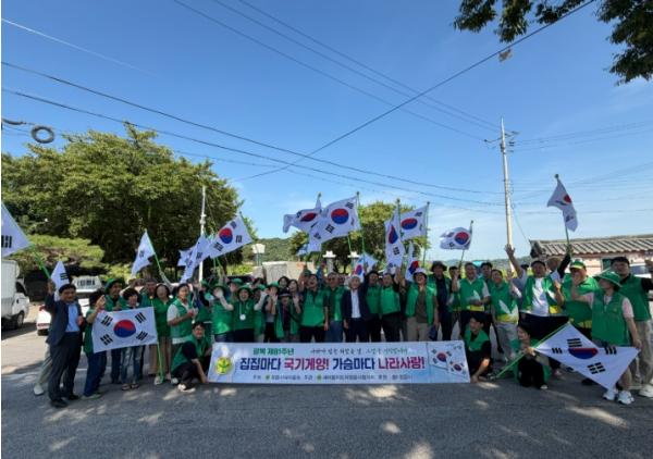 정읍 곳곳에 태극기 물결…새마을회원 60명 나라사랑 앞장 기사 이미지