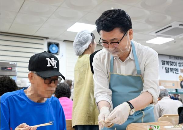 의정부시, 말복 맞아 어르신 500명에 ‘복 한 그릇’…삼계탕 나눔 기사 이미지