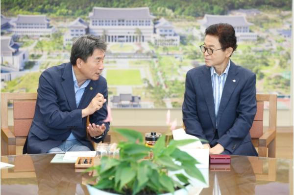 안병윤 예천군수, 이철우 지사 만나 ‘신성장 거점 도약’ 위한 사업 건의 기사 이미지