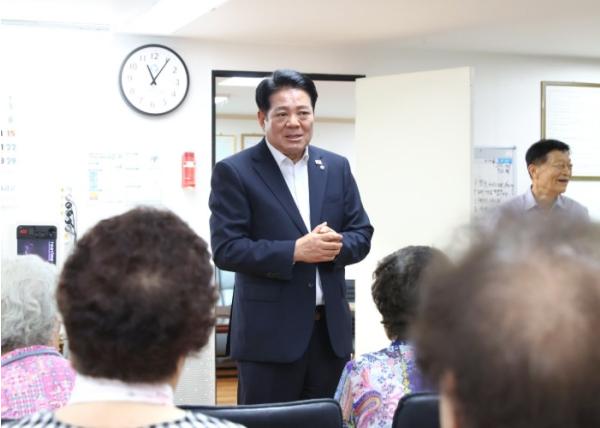 최대호 안양시장, 무더위쉼터 2곳 현장 방문해 운영상황 점검 기사 이미지