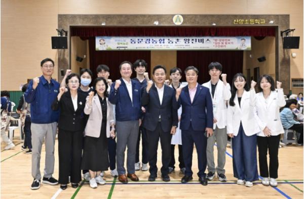 “진료실이 마을로 찾아왔다” 문경시 농촌 왕진버스 첫 시동 기사 이미지