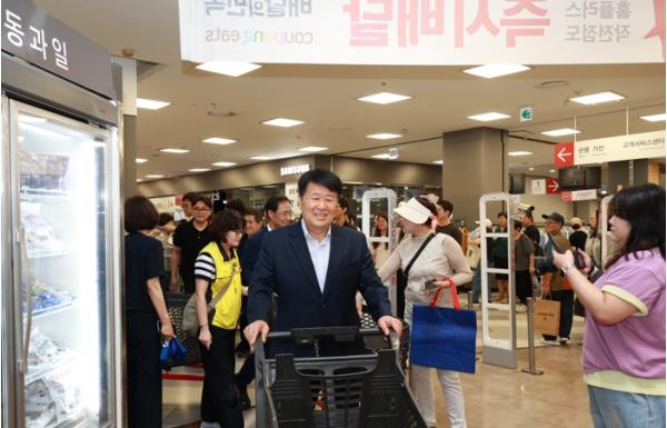 박형우 계양구청장, 재개장한 홈플러스 작전점 찾아 장보기 캠페인 동참