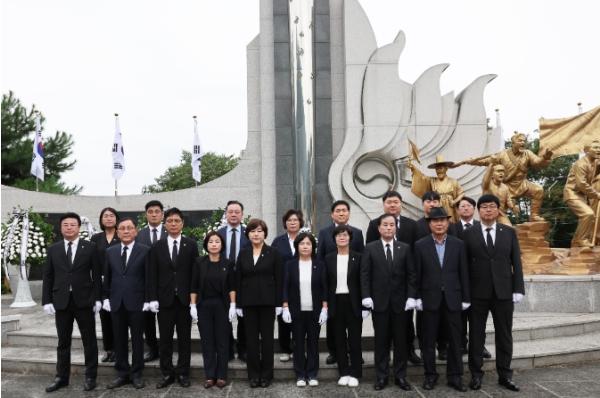 청주시의회, 광복 제81주년 맞아 순국선열 추모 참배