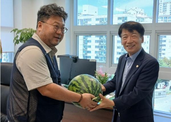 의왕도시공사새희망노동조합, ‘시원한 수박 나눔’ 행사 열어