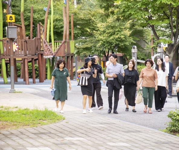 김경대 용산구청장, 용산어린이정원 찾아 주민 목소리 청취 기사 이미지