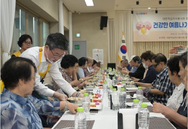 서울 중구, 대한적십자봉사회와 어르신 150명에 든든한 한 끼 대접 기사 이미지
