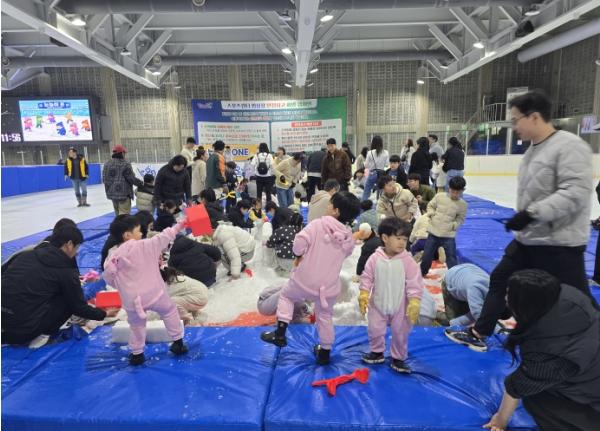 한여름 끝자락, 빙상장 굿바이 썸머 눈놀이 축제 『8월의 크리스마스』 기사 이미지