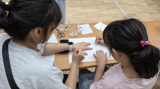 김해시서부장애인종합복지관, 가족과 함께 만드는 특별한 유리컵 체험 진행 기사 이미지