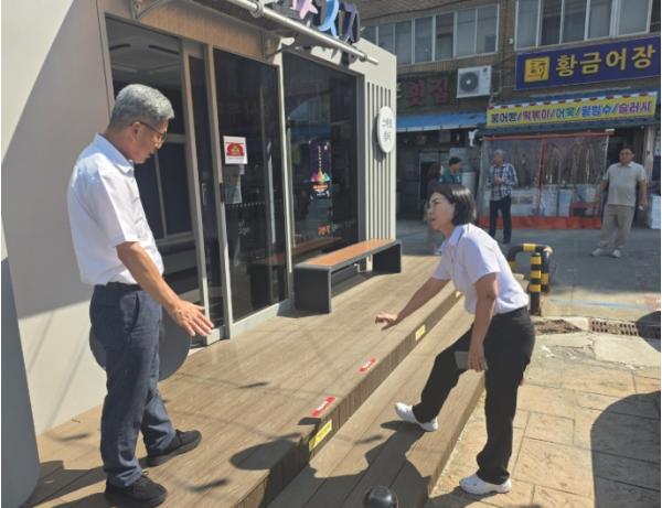 고성군의회 양애정 의원, 고성시장 스마트 쉼터·광장 현장점검