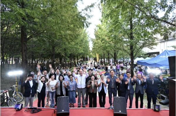 동두천시 맥문동 꽃길과 함께한 '2026 송내마을축제' 성황리 개최 기사 이미지