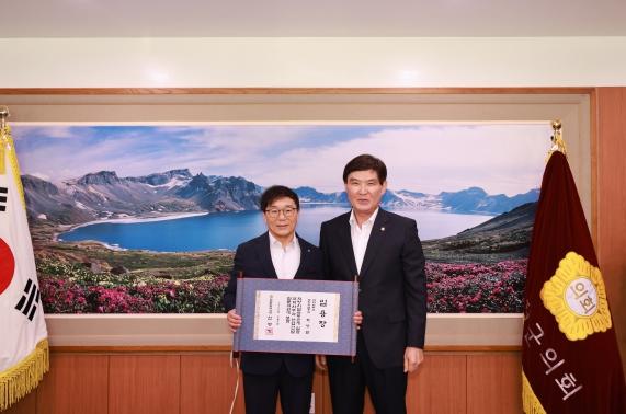 합천군의회, 인사권 독립 이후 두 번째 사무관 승진자 임용장 수여