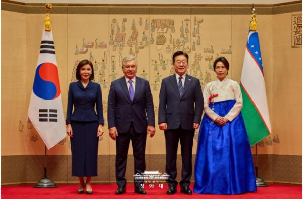 이 대통령, 우즈벡과 정상회담…중앙아 5개국과 '릴레이 외교' 시작