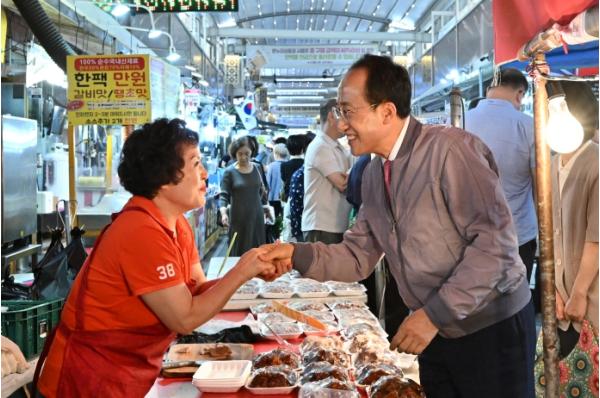 추경호 대구시장, 추석맞이 장보기로 민생현장 소통 기사 이미지