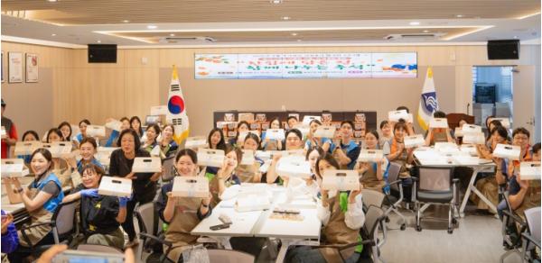 ‘곶감 한입에 마음 한가득’… 기업 임직원 100명, 동래구자원봉사센터와 함께 추석의 정을 빚다 기사 이미지