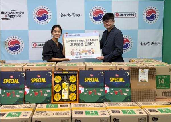 신세계백화점스타필드하남점 한가족협의회, 하남시수어통역센터에 추석맞이 후원 물품 전달 기사 이미지