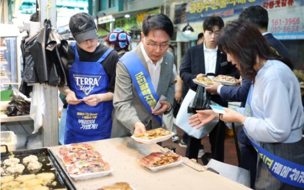 고창군, 추석맞이 전통시장 장보기 행사…군민활력지원금과 지역경제 ‘활력’ 기사 이미지