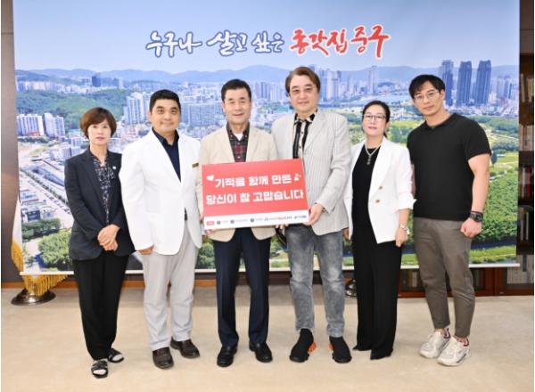 아이윤병원, 중구 취약계층 대상 1,000만 원 상당 의료 물품 및 수술 지원 기사 이미지