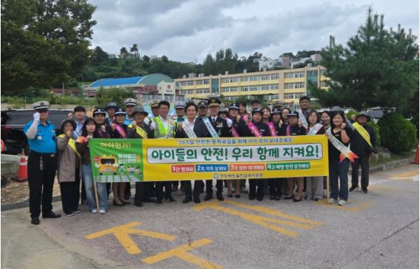 울진교육지원청, 2026년 안전한 등굣길 교통안전 캠페인 실시 기사 이미지