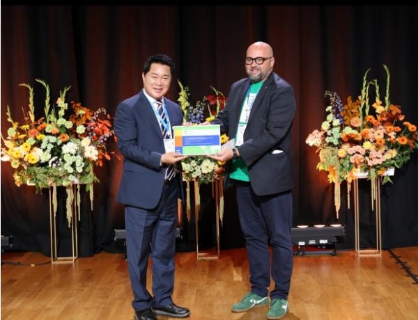 관악구, '시민 주도형 공약관리체계' 국내 최초 OIDP 참여민주주의 우수사례상 수상 기사 이미지