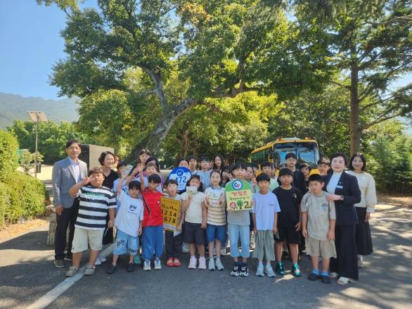 고창군, 초등학생이 직접 만든 건물번호판 학교에 설치 기사 이미지