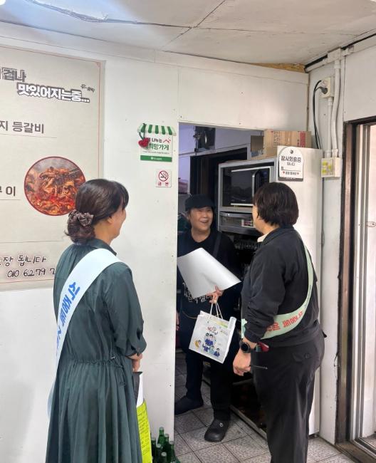 의성군, 전통시장 內 식중독 예방 캠페인 실시 기사 이미지