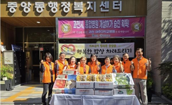 과천시 중앙동·문원동, 추석 맞아 어르신에게 따뜻한 명절 음식 나눔 기사 이미지