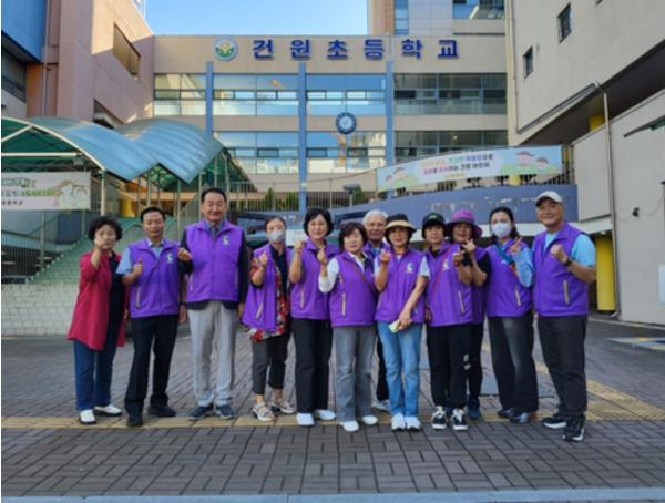구리시, 건원초등학교 등굣길 교통안전 문화 홍보 운동 전개 기사 이미지