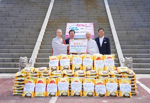 연제구, 혜원정사로부터 추석맞이 이웃돕기 성품 기탁받아 기사 이미지