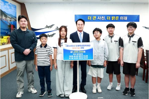  ‘내 마음의 삼천포, 박재삼을 그리다’ 함께한 아이들과… 극단 장자번덕, 사천시인재육성장학재단 장학금 120만원 기탁 기사 이미지