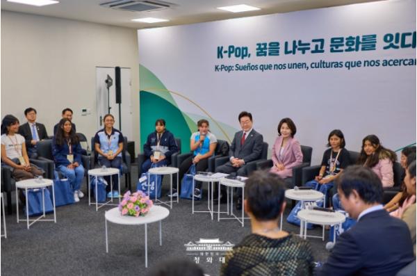 이재명 대통령 부부, 멕시코 청소년들과의 만남
