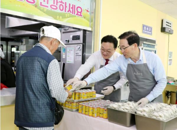 남부하동노인복지관, 추석맞이 '사랑의 떡국 나눔' 행사 기사 이미지
