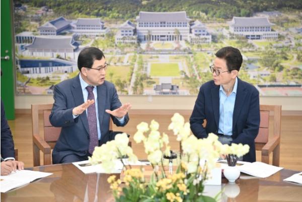 경주시 주낙영 시장, 이철우 도지사 면담…지역 핵심 현안 지원 건의 기사 이미지