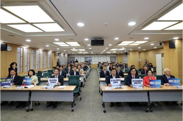무주~대구 고속도로 예비타당성조사 통과를 위해 뜻 모아 황인홍 무주군수, 국회 정책 세미나 참석 기사 이미지