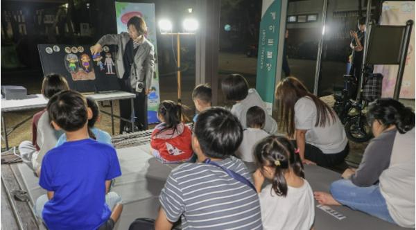 과천시 보건소, '과천 사는 이야기 마당'에서 아이들 눈높이 맞춘 감염병 예방 인형극 선보여 기사 이미지