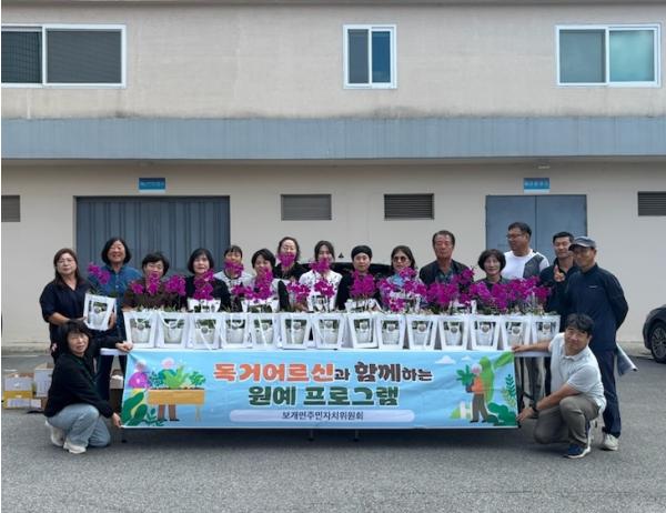 안성시 보개면 주민자치위원회, 독거어르신 찾아 '원예치유' 활동 기사 이미지