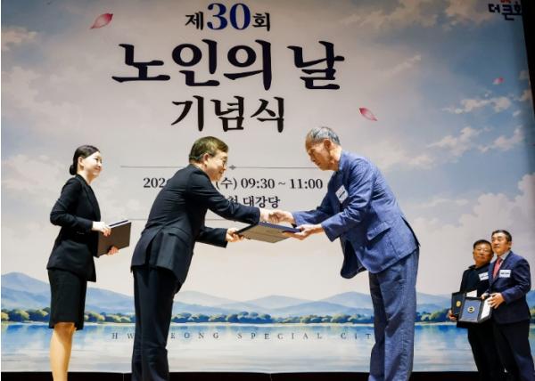 화성특례시, 제30회 노인의 날 기념식 개최... 세대 간 존중과 화합 되새겨 기사 이미지