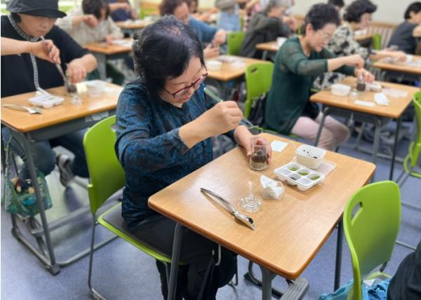 부천시소사노인복지관, 자원봉사자와 이끼 테라리움 만들기  기사 이미지