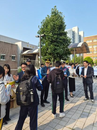 성남교육지원청과 분당경찰서, 하탑중에서 존중을 높이는 학교폭력 예방 캠페인 실시 기사 이미지