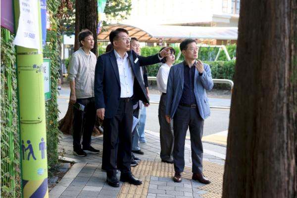 성동구, 경일중고교 통학로 현장점검… 보행 환경 개선 나선다 기사 이미지