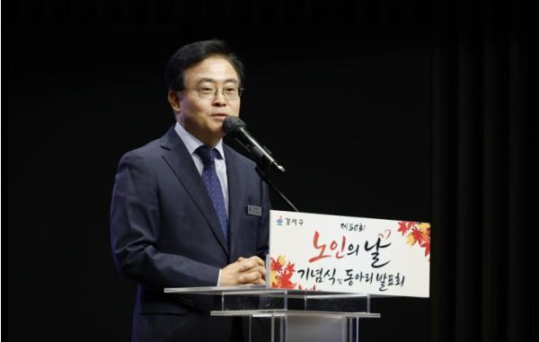 “어르신이 강서의 부모님” 진교훈 구청장, 노인의 날 행사 찾아 공경
