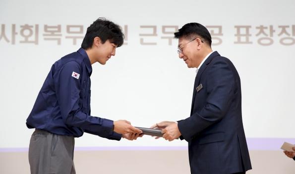 성동구, 사회복무요원 복무규정 교육… 모범 요원 15명 표창 기사 이미지