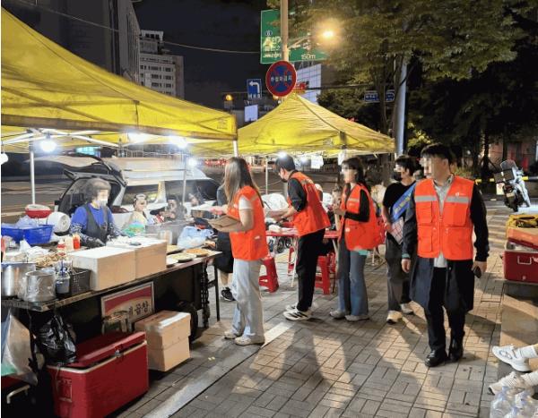 서울 중구, 동대문관광특구 거리가게 질서 바로잡는다…짝퉁 판매, 보행로 침범 집중 점검   기사 이미지