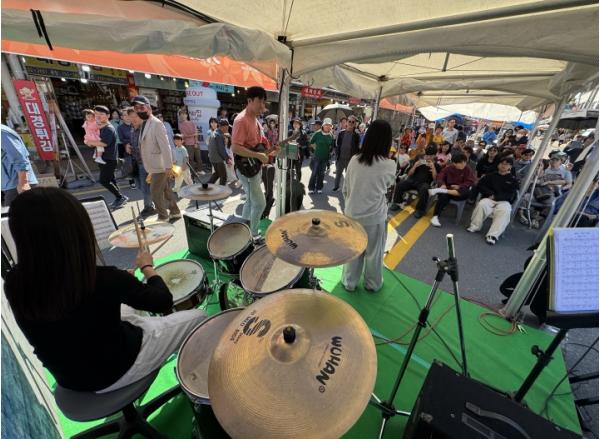 제44회 금산세계인삼축제 ‘거리의 라이브쇼’ 흥겨운 축제 분위기 견인 기사 이미지