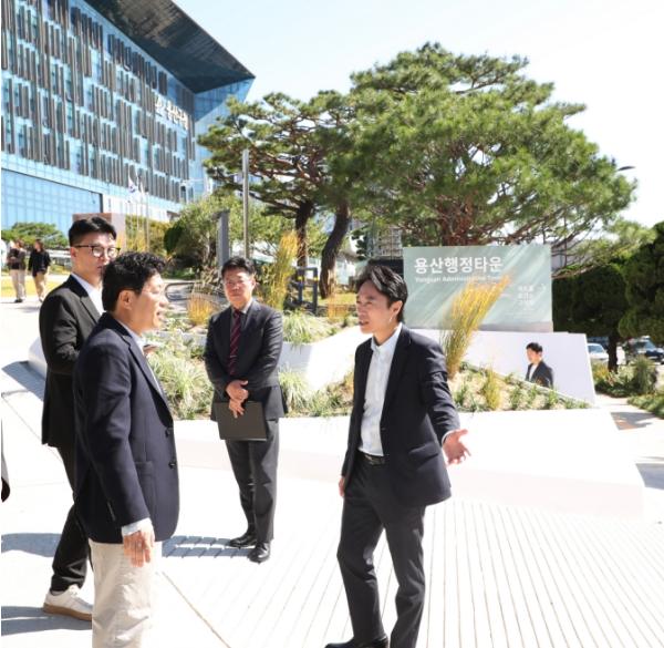 용산구, 종합행정타운 급경사 보행로 개선…'오르내리기 한결 편해졌다' 기사 이미지