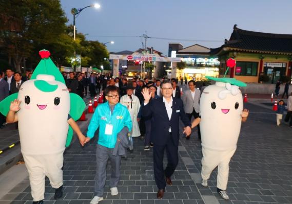 제21회 함양산삼축제 화려한 개막…상림 가을밤 달궜다 기사 이미지