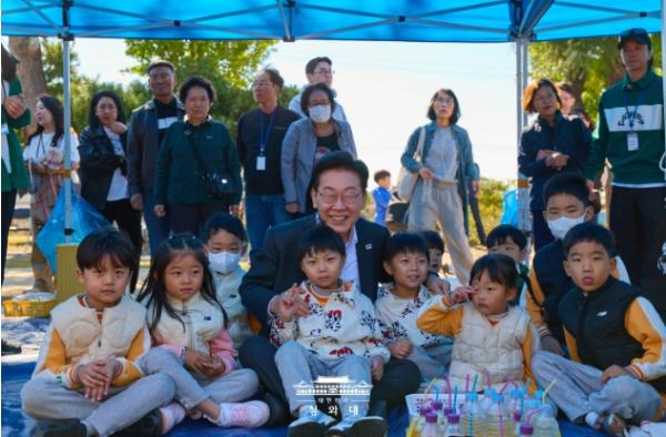 이 대통령, 초등학교 가을운동회 깜짝 방문…학생들과 소통의 시간
